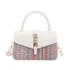 Bolsa quadrada pequena com aba em couro matelassê estilo Chanel para mulheres, com fecho giratório, disponível para atacado e em estoque