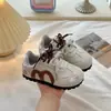 Zapatillas para niñas 2026 nuevas de dibujos animados bordadas de bloques de color estilo Forrest Gump suela blanda antideslizantes versátiles de doble correa para otoño e invierno