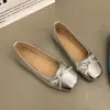 Zapatos planos versátiles de suela baja para mujer, nuevo estilo verano 2026, diseño de lazo francés plateado, adecuados para combinar con faldas, mocasines de suela blanda