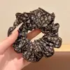 Goma para el pelo con estampado de leopardo marrón para otoño e invierno para mujer, scrunchie elegante y sofisticado para peinados de moño