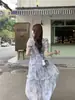 Vestido Novo Retro Outono 2026 Gola Quadrada Estampa Floral Feminino Super Fada Estilo Floresta Cintura Marcada Emagrecedor Barra com Babados Saia Longa