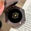 Anillo de Flor de Margarita Hueca Único en Oro para Mujer, Anillo de Dedo Índice Abierto de Nicho de Gama Alta, Estilo Nuevo, Personalizado y Exquisito
