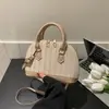 Bolsa pequena de palha trançada popular deste verão para mulheres na praia 2026 novo estilo versátil da moda bolsa de concha de ombro único transversal