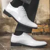 Sapatos masculinos plus size 48 transfronteiriços, moda outono, estilosos, design de três peças, couro branco envernizado masculino, sapatos formais de couro para cavalheiro