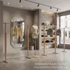 Tienda de Ropa Estante de Exhibición Color Madera Perchero de Pared de Acero Inoxidable Perchero de Pie Estante para Ropa Tienda de Ropa para Mujeres