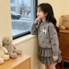 Vestido Suéter com Laço para Meninas 25 Novo Outono Infantil Coreano Estilo Ocidental Tricotado Combina com Tudo Saia Bolo Conjunto de Duas Peças