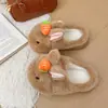 Zapatillas de conejo suaves y lindas con forma de zanahoria y suelas gruesas, nuevo estilo otoño/invierno 2026, zapatos peludos tipo slip-on versátiles y adorables para usar en exteriores