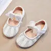 Zapatos de rendimiento para niñas con pedrería, colección primavera 2026, nuevos zapatos planos de malla con lazo para niños, estilo princesa