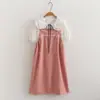 26019 Conjunto de dos piezas para mujer: falda con tirantes de retazos de encaje fresca y dulce + camisa blanca de manga corta con cordones