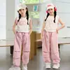Traje de Verano para Niñas 2025 Estilo Nuevo Tallas Mediana y Grande Estilo Infantil Tops Energéticos con Letras Pantalones Cargo Deportivos Conjunto de Dos Piezas