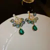 Mariposas Cayendo en Ramas de Primavera~Aretes de Flor de Cristal y Zirconia, Exquisitos Ganchos de Oreja Estilo Corte Francés, Aretes de Lujo Ligero para Mujeres con un Toque de Alta Gama