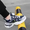 Sapatos Infantis 2026 Chegadas de Verão para Crianças de Meia-Idade e Mais Velhas Sapatos Esportivos Infantis Vazados em Tela Tênis Casuais para Meninos Tendência
