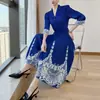 Elegante y sofisticado vestido de alta gama para mujer, moderno vestido midi de punto tipo cárdigan con cuello de solapa estampado, holgado y estilizado, estilo Issey Miyake