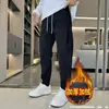 Novas Calças Harem Outono/Inverno 2025, Modernas e Versáteis, Calças Casuais de Veludo Cotelê Cor Sólida, Forradas com Lã e Espessadas, Calças Masculinas de Corte Amplo