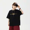 Camiseta Infantil Masculina 2026 Verão Novo Estilo, Três Cores, Manga Curta, Versátil, Gola Redonda, Estampa de Letras, Camiseta da Moda para Meninos
