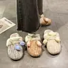 Moda otoño e invierno Baotou lindo floral nuevo estilo Baotou pantuflas peludas para mujer, pantuflas cálidas de algodón para uso exterior, 2026