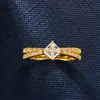 Anel de Diamante Sintético Corte Princesa com Banda Larga Escovada, Prata S925, Diamante Principal de 75 Pontos, Acessório de Anel para Combinar no Dia a Dia, Transmissão ao Vivo