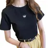Atacado Verão 2026 Novo Estilo Bordado de Coroa Roupas Estudante Slim-Fit Manga Curta Camiseta para Mulheres Estilo Coreano Solta Preto e Branco