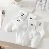 Calcetines blancos de longitud media con temática de expresiones, diseño simple y lindo de cara sonriente, casuales y versátiles, adecuados para deportes y uso diario, calcetines para estudiantes, disponibles para venta al por mayor