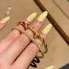 Pulseira Puzuo Gold Shop Estilo Igual Ouro de Areia Ouro Brilhante 24K Fivela Torcida com Diamante para Mulheres, Luxo Acessível e Pulseiras de Empilhamento de Alta Qualidade