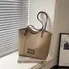 Bolso Grande Retro Casual Transfronterizo para Mujer 2025 Nueva Moda Otoño e Invierno Bolso Tote de Alta Gama para Viajar de Ida y Vuelta de Gran Capacidad