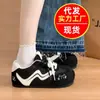 Zapatos Deportivos de Entrenamiento Alemanes para Mujer 2026 Primavera/Otoño Nuevos con Bloques de Color Blanco y Negro Bordado, Ocultos para Aumentar la Altura, Suela Suave, Transpirables, Versátiles, Punta Redonda