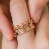 Anillo de pareja de diseño nicho para hombre y mujer, anillo de par de circonita Corona de Princesa, joyería versátil de alta gama estilo frío, regalo