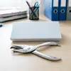 Perforadora de Metal Manual de un Solo Agujero para Cuadernos de Estudiantes y Uso de Oficina, Redonda de 0.6 mm, Perforadora en Caja al por Mayor