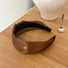 Diadema Ancha de Color Sólido Simple Estilo Americano con Decoración de Logo Metálico Vintage, Diseño de Corona Alta Hace que la Cara Parezca Más Pequeña, Disponible en Múltiples Colores para Uso Diario