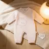 Macacão de Recém-Nascido de Outono e Inverno, Roupa Quente de Borboleta de Três Camadas para Bebê de Outono, Macacão de Bebê Sem Costura com Bordado de Desenho Animado
