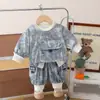 Conjunto de Roupa de Primavera Novo para Meninos 2026, Conjunto de Duas Peças Elegante e Moderno para Crianças Primavera e Outono com Bolso Rasgado e Colar
