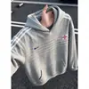 Moletom com Capuz Minimalista Plissado de Marca da Moda para Homens, Outono/Inverno Solto Casual Roupa Esportiva Moletom com Capuz Bordado Listrado