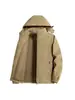 Chaqueta de trabajo retro casual para hombre, tipo commuter, con un diseño de solapa que modifica la línea de los hombros y crea una silueta limpia y estilizada sin ser voluminosa.