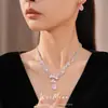 Aretes y collar de gota de agua con circonita y diamantes, cadena de clavícula de lujo ligero de nicho de alta gama, conjunto de joyería exquisito elegante y dulce