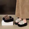 Zapatillas de Felpa de Moda Versátiles con Estampado de Leopardo para Mujer, Tendencia Otoño/Invierno 2026, Zapatillas de Algodón con Suela Gruesa para Uso en Exteriores