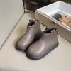 Botas de cuero de moda para niñas 2026 otoño e invierno nuevas botas cortas retro para niños suela blanda versátiles de caña baja botas de motorista Martin