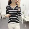 Camiseta de Manga Larga con Cuello en V y Rayas Blancas y Negras para Mujer 2025 Primavera y Otoño Nueva Ajustada Elegante Rejuvenecedora Versátil Camiseta Básica Moderna