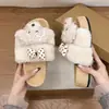 ¡Cachorro cremoso~! Cálidas y lindas, estas pantuflas de moda, de suela gruesa, que aumentan la altura y son peludas, son perfectas para usarlas al aire libre en otoño.. Son pantuflas de algodón para mujer de una sola tira