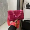 La popular bolsa cuadrada pequeña para mujer con cadena de este año 2024 nueva bolsa cruzada casual simple bolso de hombro de moda para mujer