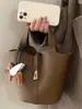 Bolsa Balde Cesta da Moda para Mulheres 2025 Outono Nova Bolsa de Ombro de Alto Valor Bolsa Transversal Niche de Cor Sólida Simples