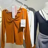 Camisa base elegante e bonita nas costas, proteína de seda de amoreira, decote V, nó no peito, alças finas, mangas compridas, corte justo, elástico 8821