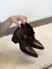 Estilo Vintage~Botines de Plataforma con Tacón Grueso 2026 Otoño/Invierno Nueva Llegada Punta Puntiaguda Hebilla Metálica Corte en V Versátiles para el Trabajo