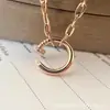 Colar Exquisitamente Trabalhado em Formato de Unha Grossa, Estilo Celebridade, Popular entre Muitas Celebridades da Internet, Moderno e Único com um Design de Unha Distintivo