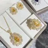 Transmisión en vivo de Xiaohongshu mismo estilo tesoro colorido traje de alto nivel joyería Esmeralda completo diamante conjunto de tres piezas collar pendientes anillo