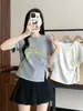 Camiseta de mujer talla grande con estampado de letras, manga corta, nuevo estilo de verano, con hombros normales, entallada en la cintura y diseño de pliegues irregulares, única y de nicho
