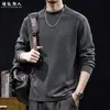 Camiseta masculina de manga comprida, novo estilo outono/inverno, design minimalista americano, gola semi-alta, corte solto, base casual, feita de uma mistura de algodão e lã