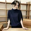 Camiseta de tricô simples para mulheres, com gola alta discreta e mangas morcego, um novo estilo para o início do outono, com caimento solto, que afina a silhueta e é versátil.