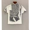 Camiseta plisada de manga corta con estampado Miyake para mujer, diseño moderno de verano, camisa ajustada con cuello medio alto.
