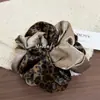 Scrunchie Vintage de Lujo Francés con Estampado de Leopardo Terciopelo Satín Elegante Moderno Sujetador de Cola de Caballo Goma para el Cabello Flor para el Cabello