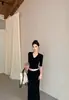 Traje de Moda Casual Chica Atractiva para Mujer Camiseta Ajustada de Cuello en V que Muestra el Ombligo Falda de Cintura Alta que Cubre las Caderas Conjunto Elegante de Dos Piezas para Principios de Otoño